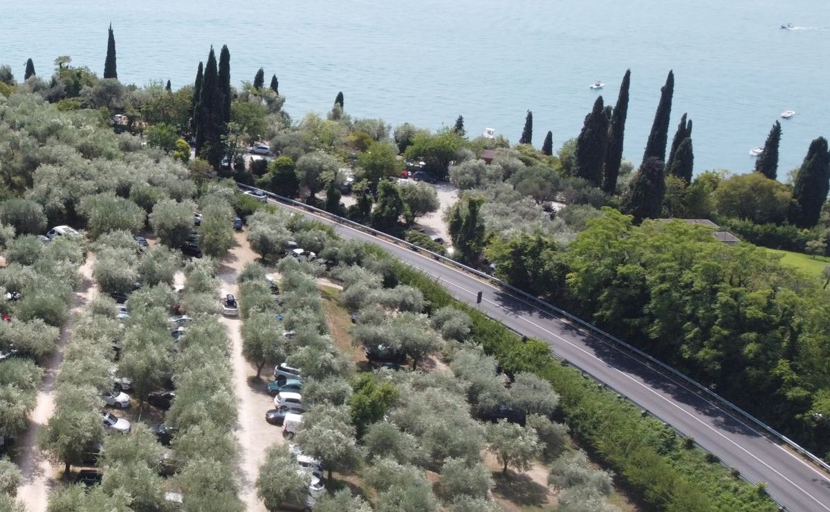 Il Lago di Garda visto dall’alto, con cipressi e uliveti